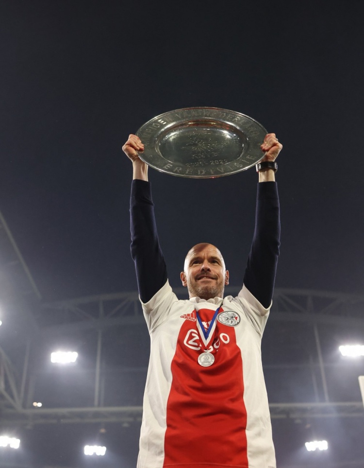  阿贾克斯为滕哈赫庆祝55岁生日，他率队拿到6座冠军奖杯