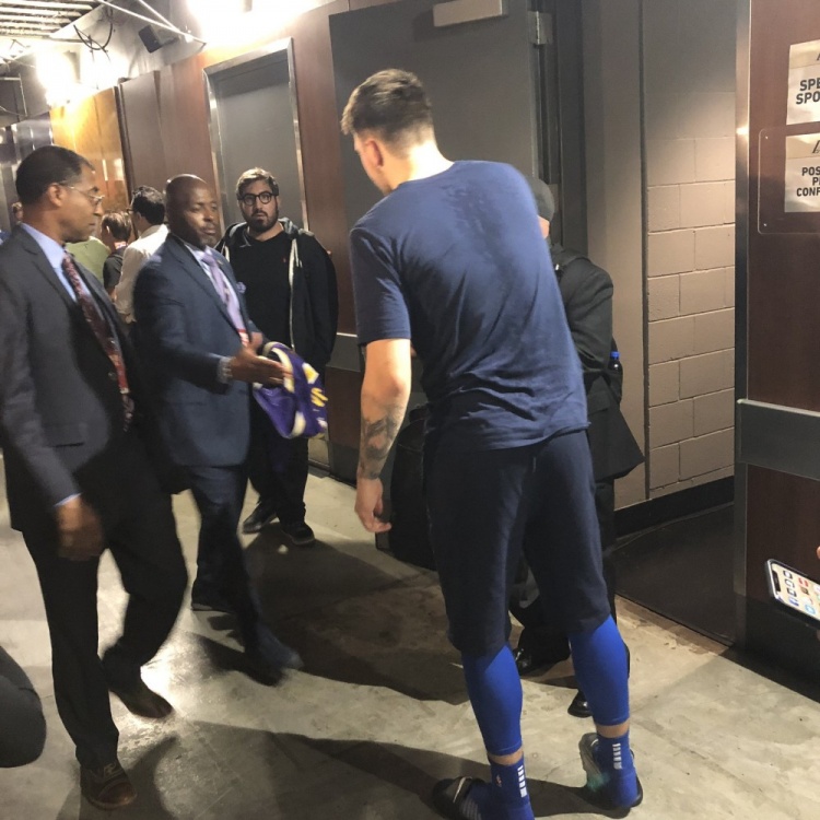  湖记晒照：菜鸟赛季的东契奇首次打完湖人后 曾索要老詹球衣