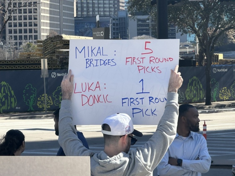  独行侠球迷破防：大桥换回5个首轮东契奇1个？裁掉哈里森！