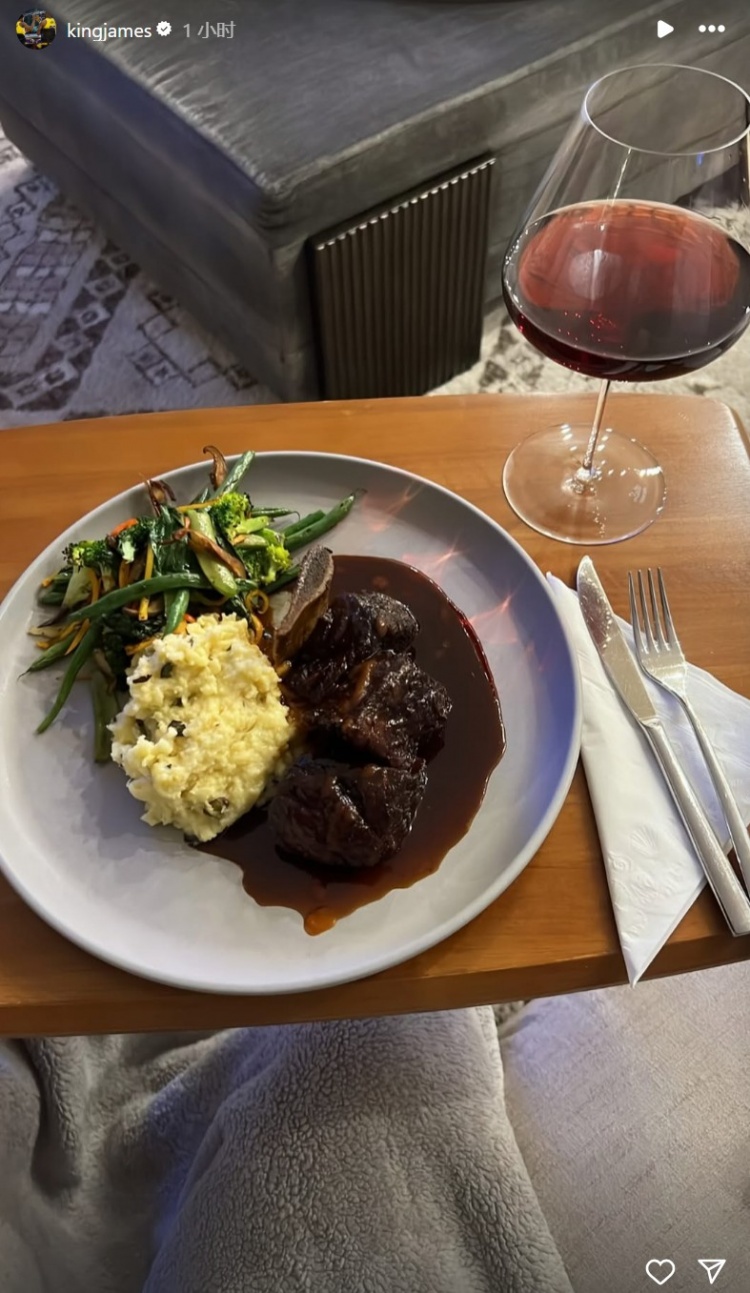  结束东部四连客！詹姆斯晒晚餐：回到家里真的是太高兴了