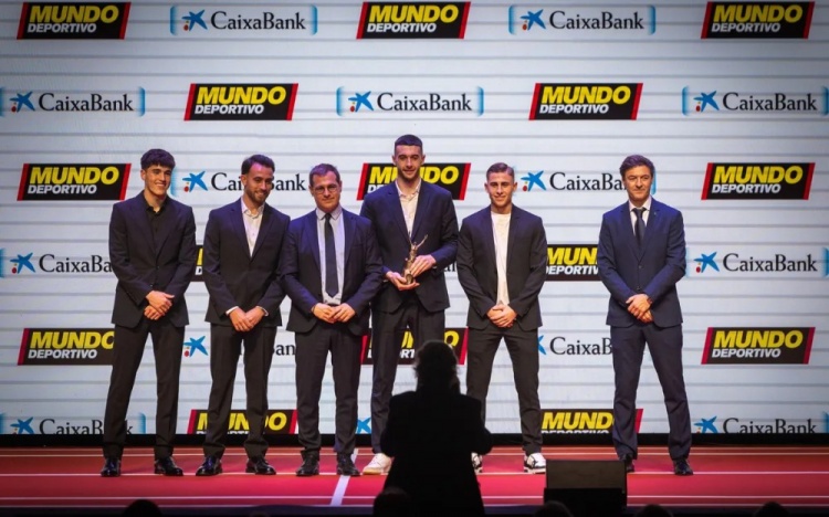  巴萨获《世界体育报》颁奖典礼的特别奖，拉波尔塔代表俱乐部领奖