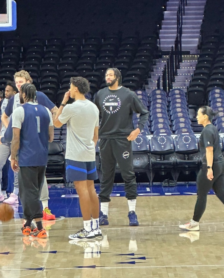  正式开启独行侠生涯！浓眉已和新东家会合 克里斯蒂今日将迎首秀