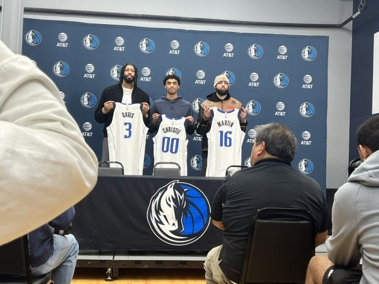  浓眉谈独行侠：管理层教练球员都极具竞争意识 每天都会拼尽全力