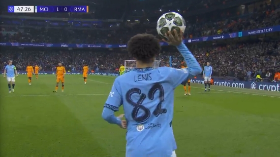  半场调整，刘易斯登场换下阿坎吉